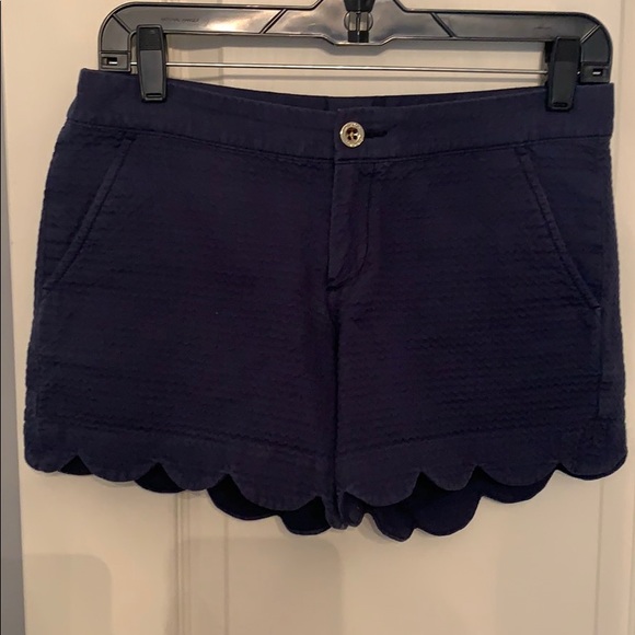 Navy blue scalloped Lilly Pulitzer shorts - Picture 1 of 3